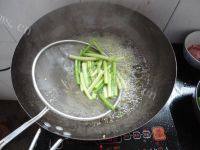 美味的牛肉炒蒜苔做法图解6)