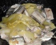 美味的酸菜焖鳗鱼做法图解4)