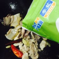 清脆爽口的猪肉炖粉条做法图解8)