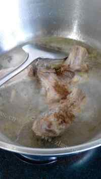 猪骨炖豆角做法图解3)