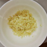 独特的蒜蓉烤茄子做法图解3)