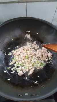 美味的酸豆角肉末蒸豆腐做法图解3)