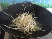 美味营养的豆芽炒韭菜做法图解4)