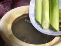 莲藕玉米排骨汤做法图解7)