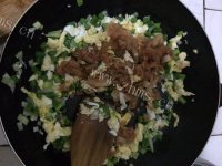 特色美食辣白菜炒饭做法图解4)