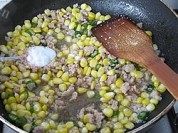 玉米粒炒肉泥做法图解10)