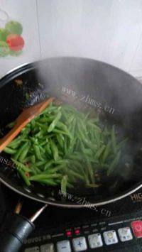 美味的四季豆烧肉做法图解4)
