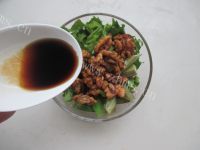 家常核桃大拌菜做法图解11)