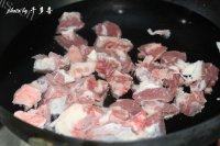 自制土豆烧牛腩做法图解2)