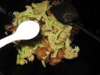 简单的花菜炒肉做法图解8)