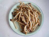一个人的干锅茶树菇做法图解6)