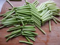 香气浓郁的蒜苔炒腊肉做法图解2)
