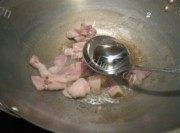 美味的咸肉片炒秋葵做法图解2)