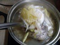 美味的鱼头白菜汤做法图解7)