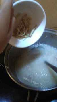 美味营养的皮蛋瘦肉粥做法图解9)