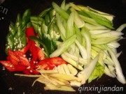 家常菜西芹炒猪肝做法图解2)
