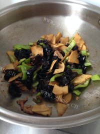 木耳竹芛炒肉做法图解16)