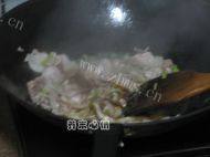 香喷喷的酸菜炒肉做法图解3)