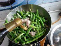 美味的五花肉炖豆角做法图解6)