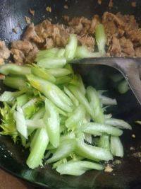 家常菜芹菜炒肉做法图解3)