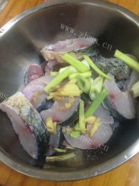 美味秘制熏鱼做法图解6)