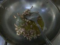 家常菜茼蒿炒肉丝做法图解5)