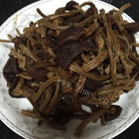 家常菜茶树菇烧五花肉做法图解2)