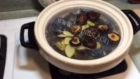 美味营养的香菇鸡汤做法图解4)