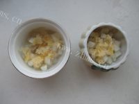 美味的椰汁皂角米炖梨做法图解4)