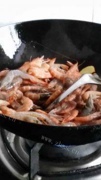 美味的红烧基围虾做法图解4)