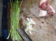 芹菜炒肉做法图解1)