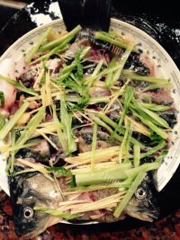 珍馐美味的清蒸鲫鱼做法图解5)