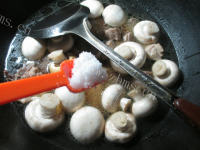 东北菜之小鸡炖蘑菇的做法图解八