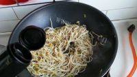 家常菜素炒绿豆芽做法图解7)