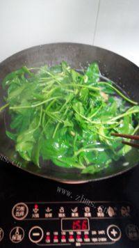 家常菜菠菜猪肝汤做法图解4)