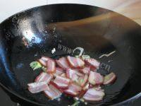 家常菜腊肉炒芹菜做法图解4)