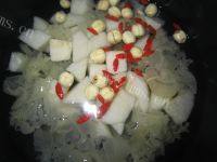 美味的银耳莲子炖雪梨做法图解2)