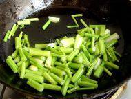 「健康美食」芹菜炒肉丝做法图解5)