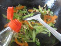 家常菜芹菜胡萝卜炒肉丝做法图解6)