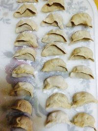 自制猪肉芹菜水饺做法图解15)