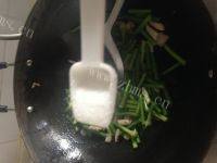 诱人的瘦肉炒蒜苗做法图解5)