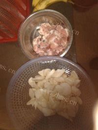 家常菜鸡腿菇炒肉做法图解2)