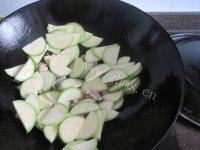 家常菜西葫芦炒肉片做法图解5)