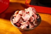 美味腊猪蹄炖莲藕做法图解1)