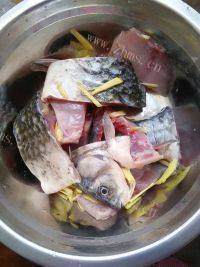 家常鲫鱼炖豆腐做法图解2)
