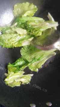 美味的生菜葱花炒面做法图解5)
