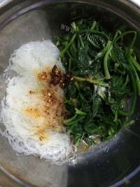 简单的凉拌菠菜粉丝做法图解6)