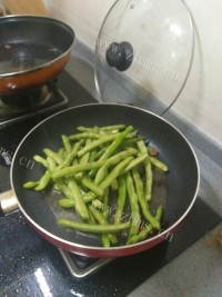 香喷喷的排骨炖豆角做法图解4)