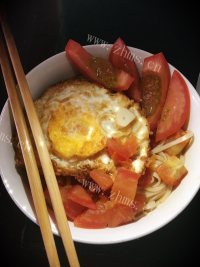 色泽鲜亮的西红柿鸡蛋面做法图解3)