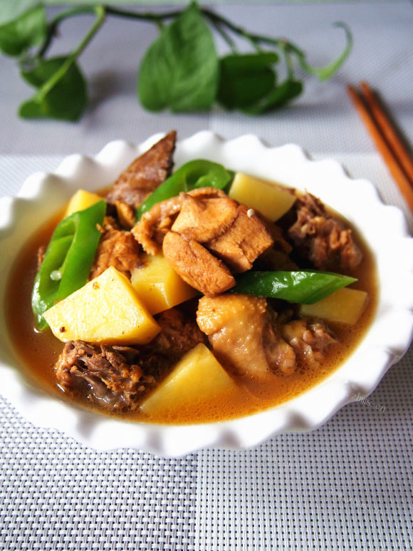 色泽鲜亮的土豆鸡块